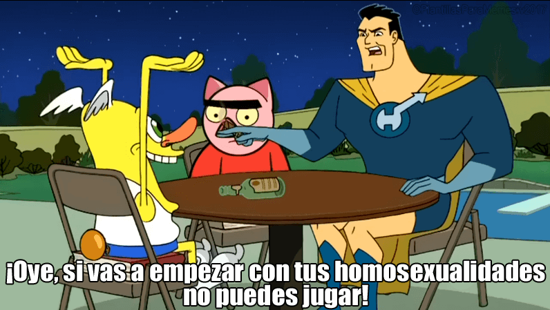 ¡Oye, si vas a empezar con tus homosexualidades, no puedes jugar!: Capitanazo y Puerquísimo tienen una apuesta subida de tono, y Mueble se pone algo alterado, por lo que Capitanazo le da…